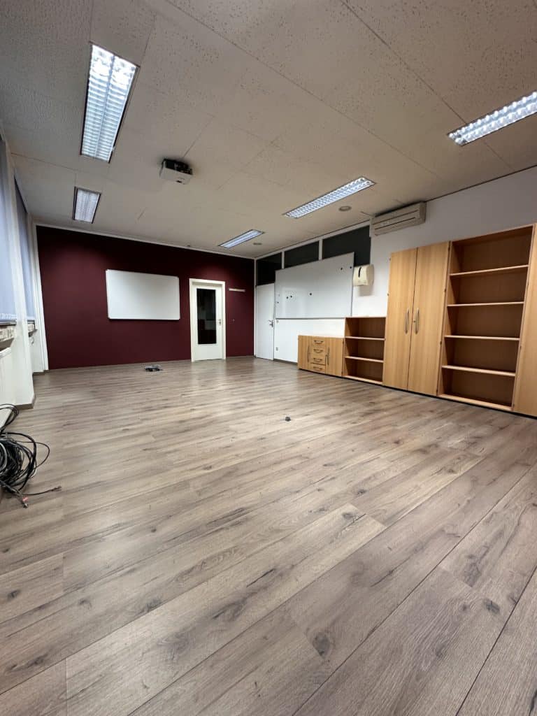 Moderner Proberaum mit Parkettboden und Stauraum im Tonstudio