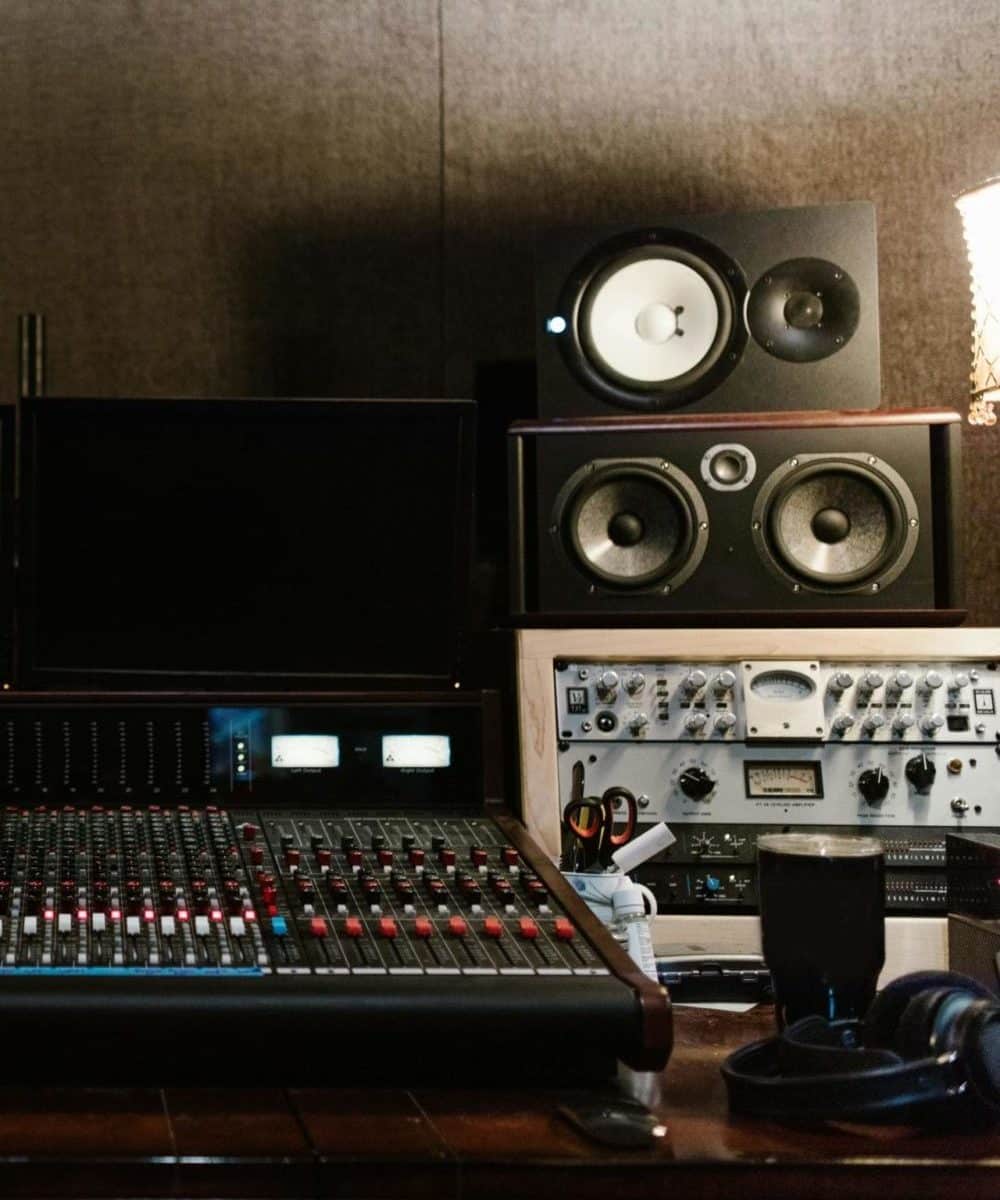 Analoges Mischpult und Studio-Equipment für hochwertige Musikproduktion